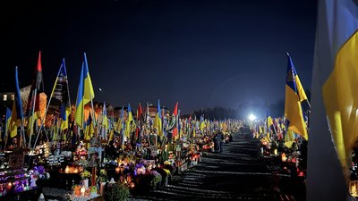 У Львові запалили лампадки на полях Почесних поховань воїнів