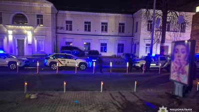 У Києві іноземець із ножем напав на чоловіка біля ресторану