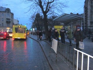 Безпека пасажирів, впевненість водіїв: проблема облаштування зупинок громадського транспорту в місті Лева (фото)