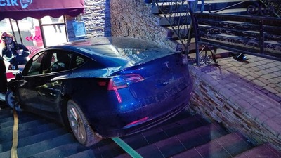 Смертельна парковка Tesla у магазині: водій авто збив двох людей (ФОТО)