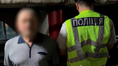 У Києві чоловік вистрілив у перехожу