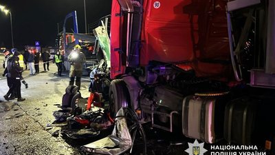 На трасі «Київ-Чоп» у припаркований «Mercedes», де було подружжя львів’ян з дитиною, в’їхав закарпатець на «Volvo»