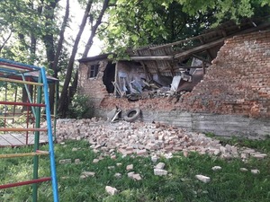 У Львові на подвір’я дитячого садочку обвалилась стіна (фото)