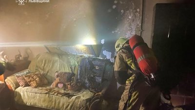На Львівщині вогнеборці врятували з пожежі пенсіонерку та дитину