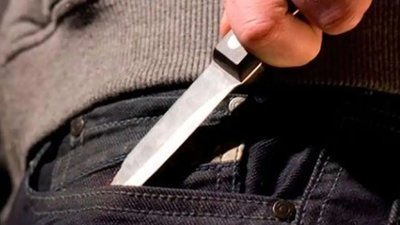 В Івано-Франківську жінка накинулась з ножем на перехожу та дитину