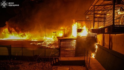 Рятувальники майже три години ліквідовували масштабну пожежу  на березі моря в Одесі (ФОТО/ВІДЕО)