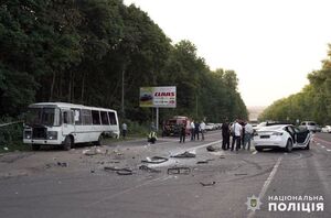 У Хмельницькому зіштовхнулись рейсовий автобус і «TESLA» , постраждали люди (фото)