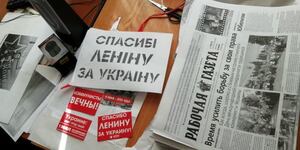 "Спасибі Леніну", плакати з Путіним, георгіївські стрічки - такий арсенал вилучило СБУ у компартії (ФОТО)