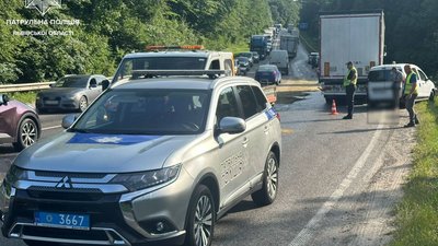 Біля Львова на дорозі пролито пальне через ДТП: рух ускладнено