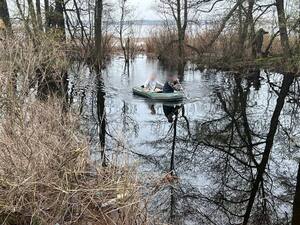 Чоловік у повінь вирішив ризикнути й «вийти» на воду (ФОТО,ВІДЕО)