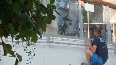 У львівському ТЦ чоловік стрибнув з другого поверху (ВІДЕО МОМЕНТУ)