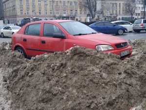 Загруз у сніговому заметі: у центрі Львова комунальники "зачистили" автомобіль (фото, відео)