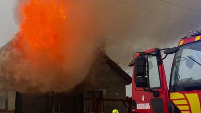 На Волині від удару блискавки спалахнув будинок в якому були троє малолітніх дітей (ФОТО)