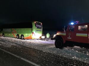 На Рівненщині рятувальники з перемету витягли автобус