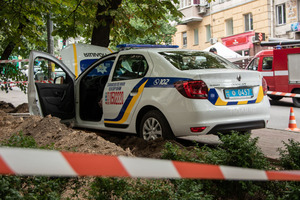 У столиці автомобіль поліції врізався у дерево: водій помер (фото)