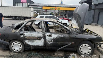 На Тернопільщині п’яний школяр спалив автомобіль на території стоянки (ФОТО)