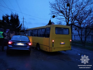 У Львові водій маршрутки допоміг затримати водія, який був під дією наркотиків