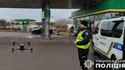 Чоловік, погрожуючи пістолетом касиру, пограбував АЗС на Львівщині (ФОТО)