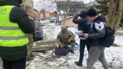 На Львівщині волинські правоохоронці провели спецоперацію із затримання продавця зброї (ФОТО)