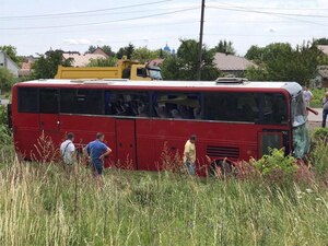 На Львівщині автобус злетів у кювет і перекинувся (фото)