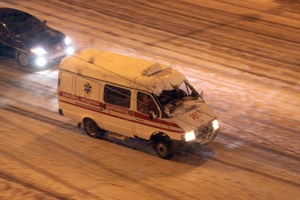 На Львівщині рятувальники виягнули авто "швидкої допомоги" з снігової пастки