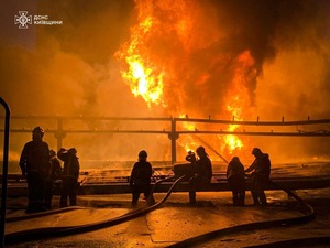 Задіяли пожежні потяги: рятувальники Київщини вже добу ліквідують пожежу внаслідок атаки рф (ФОТО)