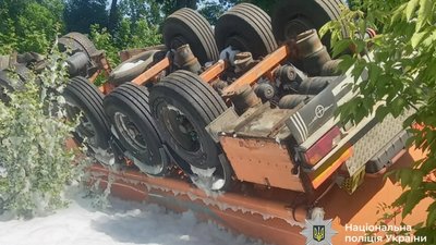 На Тернопільщині через ДТП перекинулася цистерна з дизпаливом