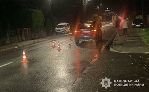 Фото: Поліція Львівської області. На місці ДТП за участю автомобіля Mitsubishi ASX та пішохода в Городку.