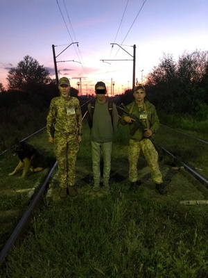 Поблизу Чопа митники затримали француза на велосипеді, який подорожував до Києва (фото)