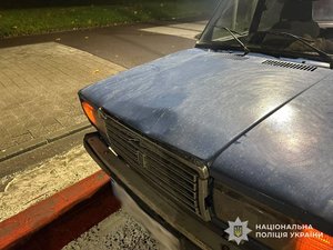 Фото: Поліція Львівської області. Автомобіль ВАЗ-21070, водій якого наїхав на пішохідку на вулиці Богданівській у Львові.