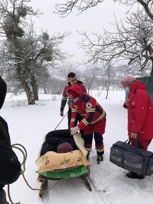 На Жовківщині через засніжені дороги медики шпиталізували жінку з інфарктом на санях (фото)