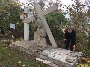 Вандалізм у Львові: невідомі понівечили стації Хресної Дороги на Високому Замку (ФОТО)