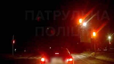 У Львові п'яний водій порушив ПДР перед службовим автомобілем поліції (ВІДЕО)