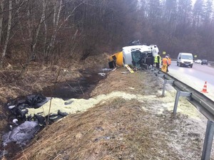 Внаслідок ДТП, на Львівщині сталося забруднення ґрунту бітумом, — екоінспекція