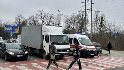 Медики повідомили стан молодої дівчини, яку збила «швидка» на пішохідному переході