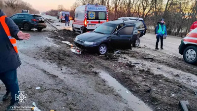 На Дніпропетровщині масштабна автотроща: сталось зіткнення п'яти легковиків і вантажівки  (ФОТО)