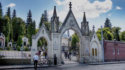 Личаківський цвинтар три дні оброблятимуть від кліщів