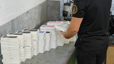 У ПП "Шегині" в бусах виявили майже 150 iPhone на 6 мільйонів
