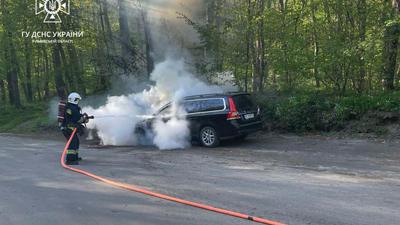 Біля Львова вісім пожежників гасили автомобіль (ФОТО)