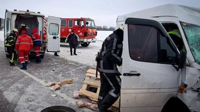 На трасі Київ-Одеса зіткнулися три мікроавтобуси