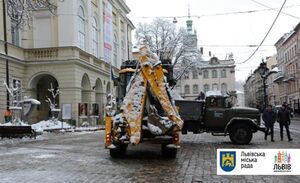 У Львові зранку працювало 34 одиниці снігоприбиральної техніки