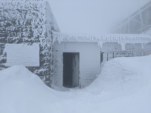 Снігові намети, температура впала до -7: у Карпатах 19 квітня вирує справжня зима (ФОТО)