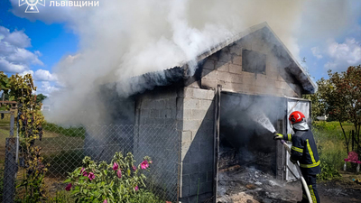 Через палаючий автомобіль виникла пожежа у гаражі та ледь не загорівся будинок на Львівщині