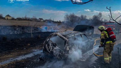 У Львівській області через пожежу сухостою вщент згорів автомобіль