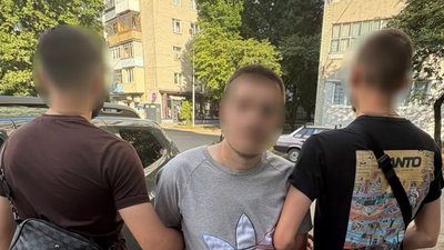 У Львові чоловік зірвав золотий ланцюжок з кулоном із шиї жінки