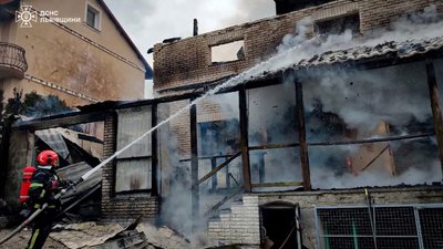 Поблизу Львова вогнеборці ліквідовують пожежу в житловому будинку