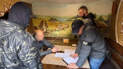 Правоохоронці затримали на хабарі у 100 тисяч доларів посадовця «Укрзалізниці»