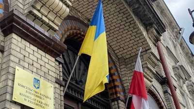 У Польщі затримано чоловіків, які зірвали український прапор