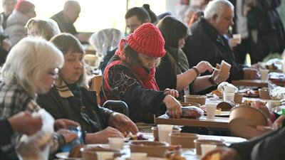 У Львові провели Великодній сніданок для потребуючих людей