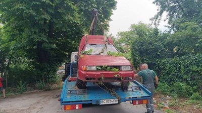 Зі львівських вулиць забрали ще два занедбані автомобілі